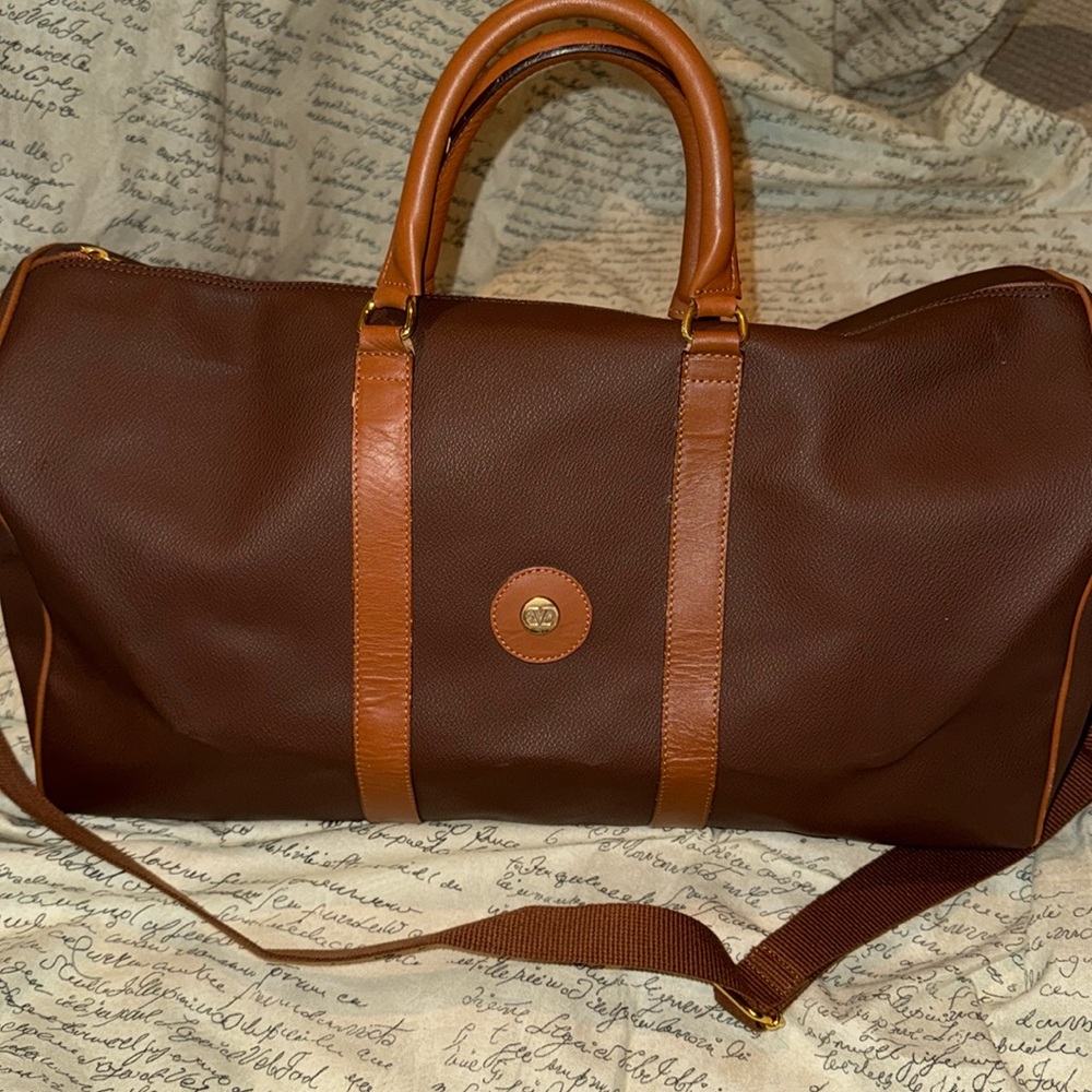 VALENTINO TRAVEL BAG IN CHOC & TAN W. GOLD ACCENTS & ROLLED LEATHER HANDLES - Picture 1 of 10